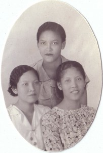 Aunt Sybil, Agnes, Elaine in Trinidad